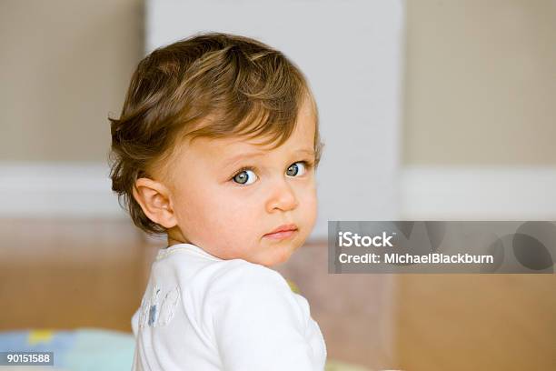 Personeritratto Di Bambino Ragazza Guardando Sopra La Spalla - Fotografie stock e altre immagini di Bambino