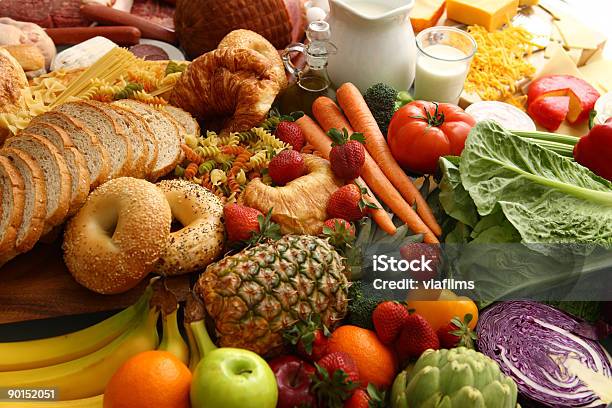 Grupo Grande De Alimentos Foto de stock y más banco de imágenes de Lechuga - Lechuga, Manzana, Pan - Comida básica