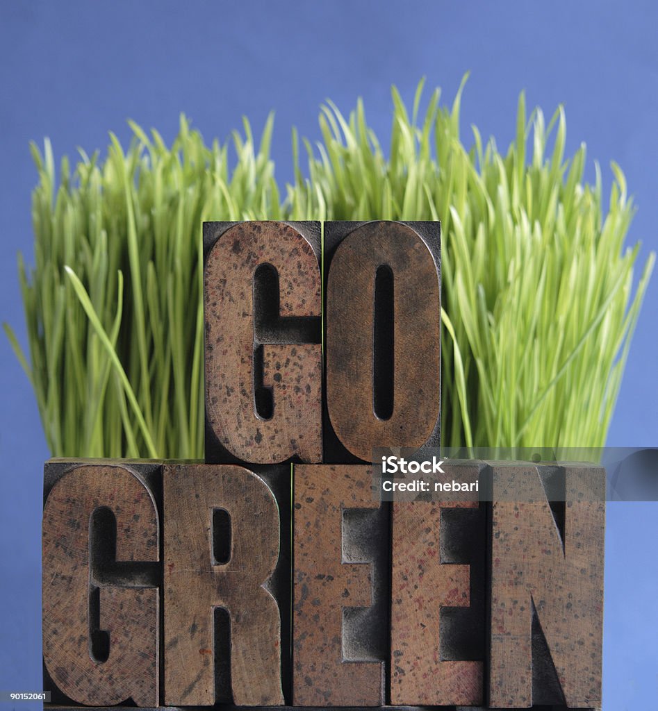 «Go Green» de typographie avec herbe - Photo de Bleu libre de droits