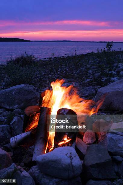 Photo libre de droit de Feu De Camp Sur Le Lac banque d'images et plus d'images libres de droit de Camping - Camping, Coucher de soleil, Eau