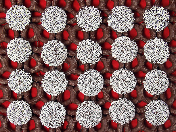 다크 초콜릿을 뿌린 프레첼 & Nonpareils 빨간색 크리스마스 배경기술 스톡 사진