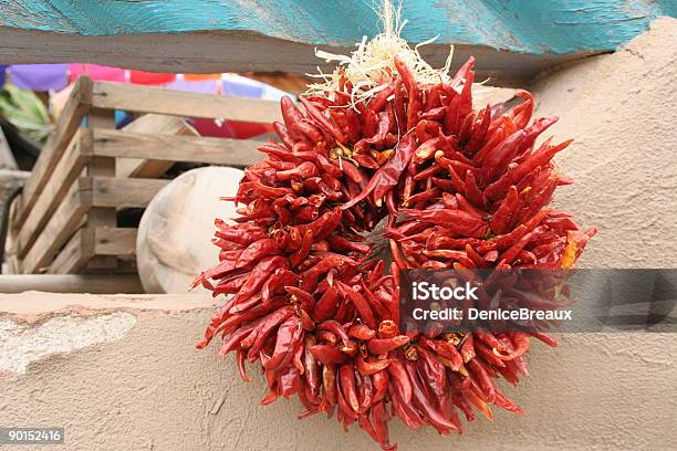 Pepe Corona Di Fiori Chimayo Nuovo Messico - Fotografie stock e altre immagini di Santuario di Chimayó - Santuario di Chimayó, Adobe, Calore - Concetto