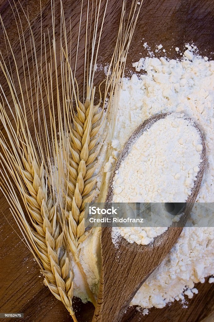 Белой муки и пшеницы уши - Стоковые фото Без людей роялти-фри