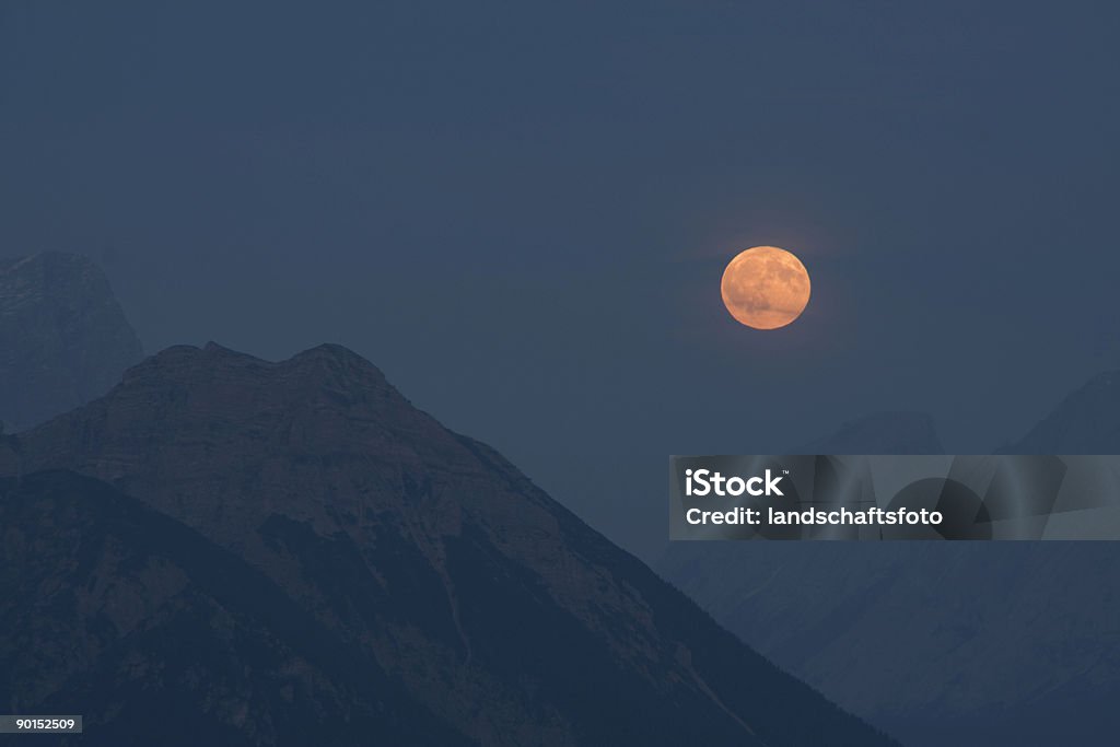Subida de lua cheia sobre Montanhas - Royalty-free Alpes Europeus Foto de stock