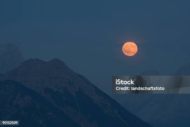 Subida De Lua Cheia Sobre Montanhas - Fotografias de stock e mais imagens de Alpes Europeus - Alpes Europeus, Cena de tranquilidade, Cordilheira - Montanha