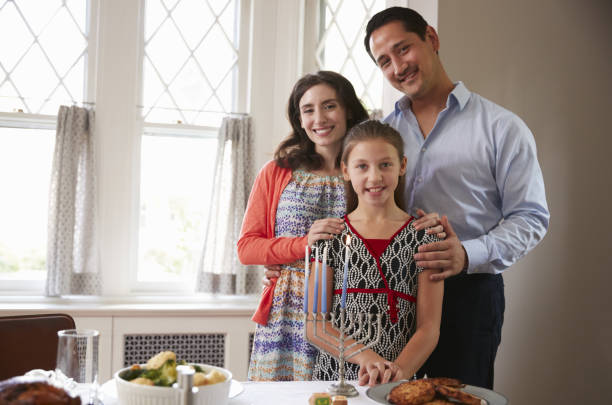 jüdischen familie lächeln kamera vor shabbat mahlzeit, nahaufnahme - seder passover judaism family stock-fotos und bilder