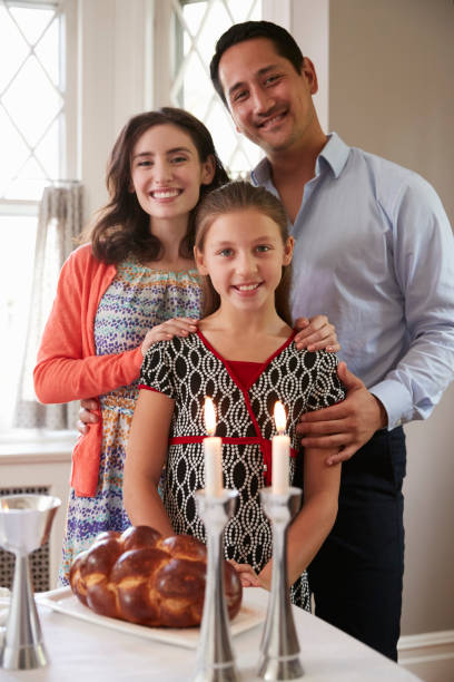 jüdischen familie lächeln zu kamera vor shabbat mahlzeit, vertikale - seder passover judaism family stock-fotos und bilder