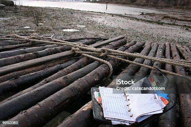 Foto de Waterlogged Dia Planejador De Bote No Rio Caudaloso e mais fotos de stock de Balsa