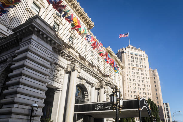 Widok na zewnątrz luksusowego hotelu Fairmont na Nob Hill w San Francisco – zdjęcie