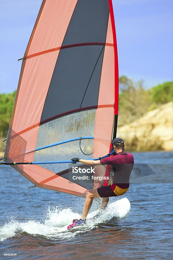 Mann im wetsuit auf fastmoving windsurfer - Lizenzfrei Bewegung Stock-Foto