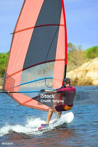 Homem Com Equipamento De Mergulho Sobre Fastmoving Windsurfista - Fotografias de stock e mais imagens de Adulto