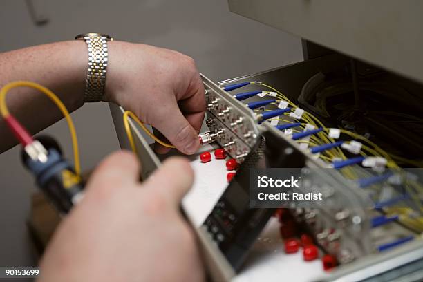 Engenheiro A Trabalhar - Fotografias de stock e mais imagens de Apoio - Apoio, Cabo, Combustíveis e Geração de Energia