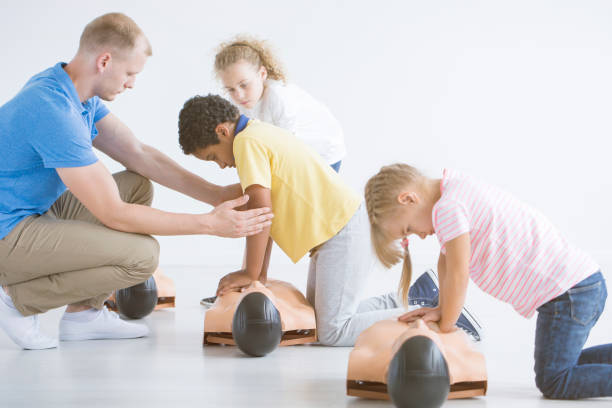 manikins에 학습 하는 아이 들 - cpr first aid paramedic rescue 뉴스 사진 이미지