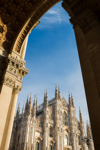fachada de catedral de milão, emoldurada por um arco, milão itália - catedral de milão - fotografias e filmes do acervo