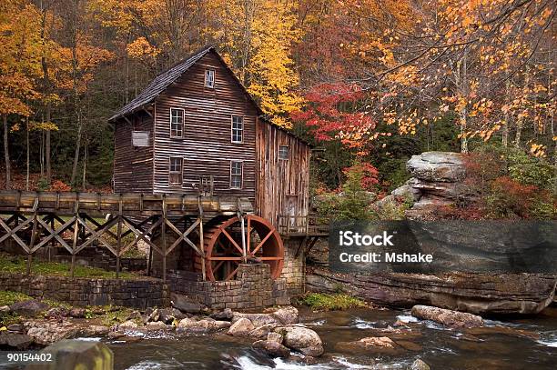 Otoño En El Grist Mill Foto de stock y más banco de imágenes de Agua - Agua, Aire libre, Anticuado