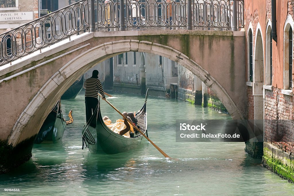 Gondola na niewielki kanał w ramach bridge w Venice. (XXL - Zbiór zdjęć royalty-free (Gondola)