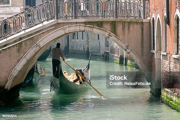 Gondola Na Niewielki Kanał W Ramach Bridge W Venice Xxl - zdjęcia stockowe i więcej obrazów Gondola