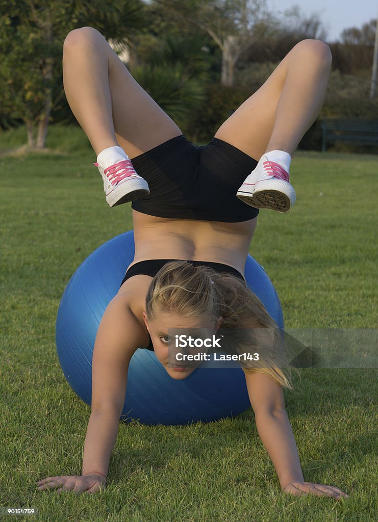 Jovem em azul Bola de Exercício - Royalty-free Adolescente Foto de stock