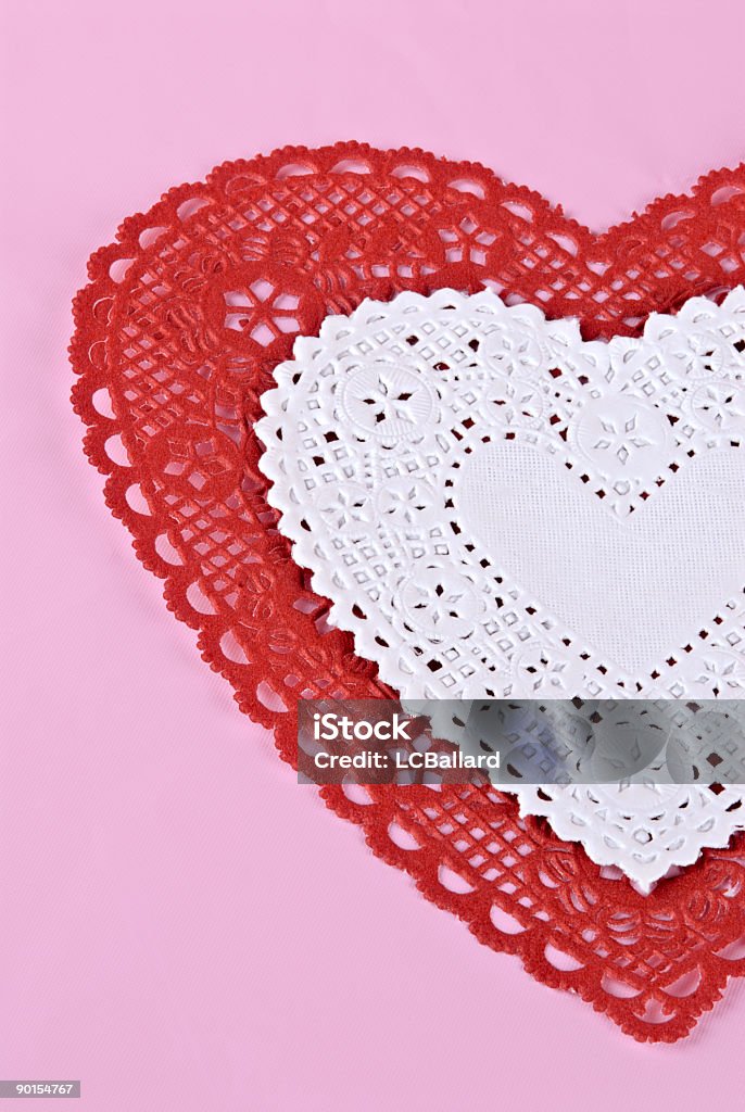 Forma de coração vermelho e branco doilies sobre fundo de papel Rosa - Royalty-free Naperão Foto de stock