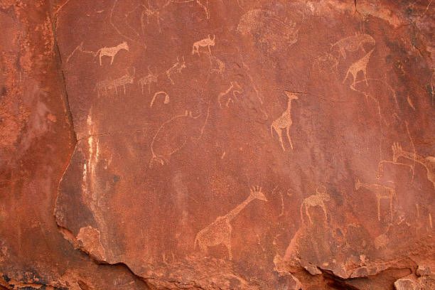 bushman rock calcografías - cave painting rock africa bushmen fotografías e imágenes de stock