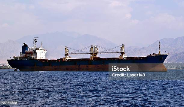 Foto de O Navio Ancorado Em Harbore e mais fotos de stock de Carregamento - Atividade - Carregamento - Atividade, Comercializar, Comércio - Consumismo