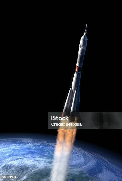 Photo libre de droit de Soyuz Space Rocket Et Terre Islolated Sur Noir banque d'images et plus d'images libres de droit de Décoller - Activité - Décoller - Activité, Fusée, Première mise à l'eau d'un bateau