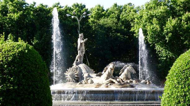 neptun-brunnen in madrid, spanien - madrid neptune fountain spain stock-fotos und bilder