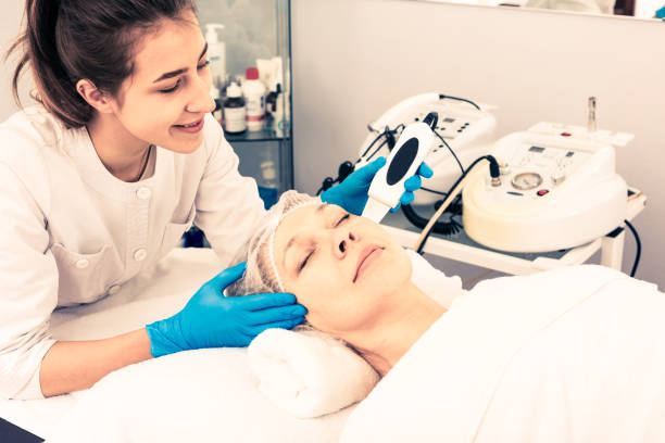 istock Mature woman having beauty procedures 901551686
