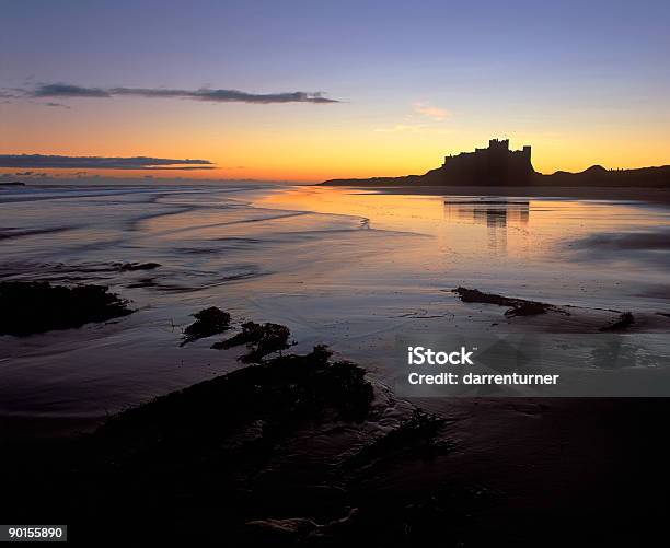 Castello Di Bamburgh - Fotografie stock e altre immagini di Basalto - Basalto, Castello, Acqua