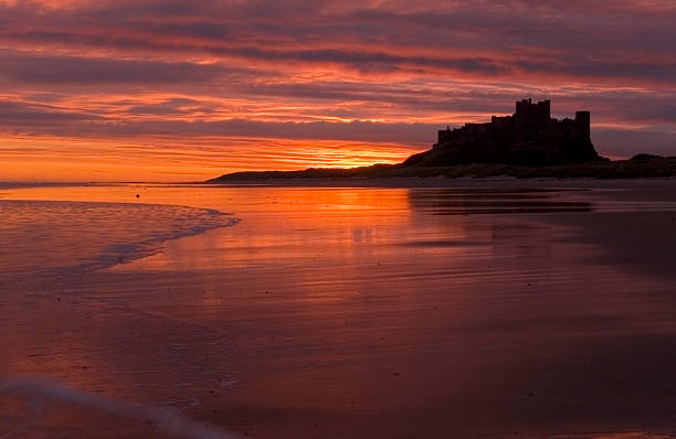 zamek bamburgh - castle bamburgh northumberland england bamburgh castle zdjęcia i obrazy z banku zdjęć