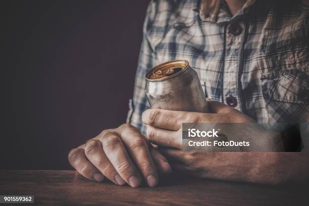 Photo libre de droit de Homme De Boire Une Bière Bien Fraîche Après Le Travail Dans La Soirée Main Tenant Une Canette En Aluminium Temps De Repos Dans Le Bar Ou Le Pub Atmosphère Sombre De Dépressif Concept De Problème Dalcool banque d'images et plus d'images libres de droit de Alcoolisme