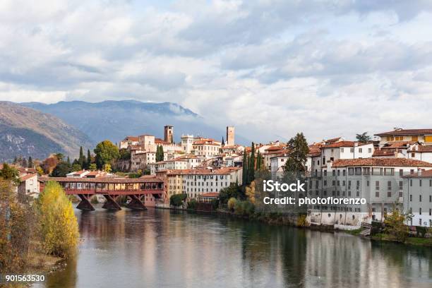 Bassano Del Grappa Mit Fluss Brenta Und Brücke Ponte Alpini Stockfoto und mehr Bilder von Alpen