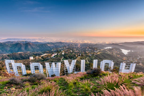 hollywood muestra en la - city of los angeles los angeles county sign skyline fotografías e imágenes de stock