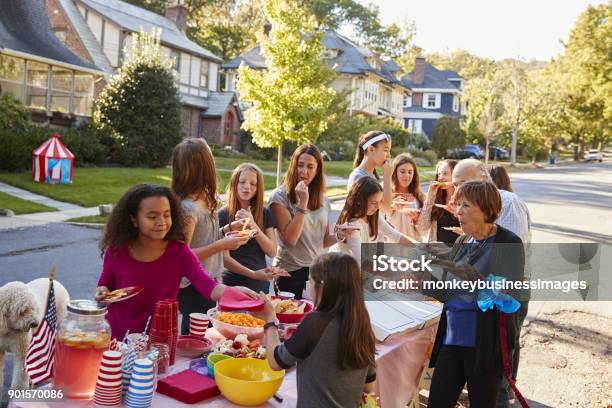 Nachbarn Helfen Sich Zum Essen Auf Einer Blockparty Stockfoto und mehr Bilder von Gemeinschaft