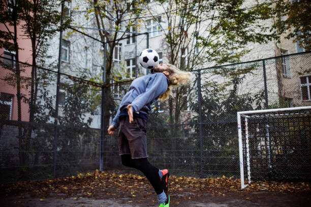 jeune joueur bloque le ballon de soccer avec coffre - building block photos et images de collection