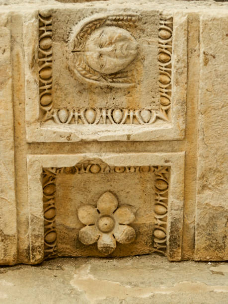 istock Damaged ancient roman ruins 901578938