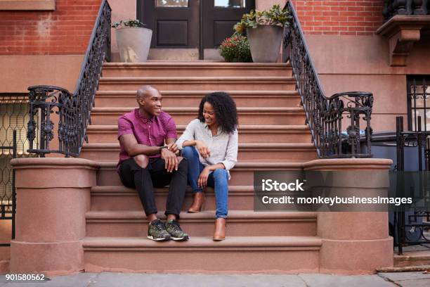 Paar Sitzen Und Reden Auf Stoop Brownstone In New York City Stockfoto und mehr Bilder von Sandsteinziegel