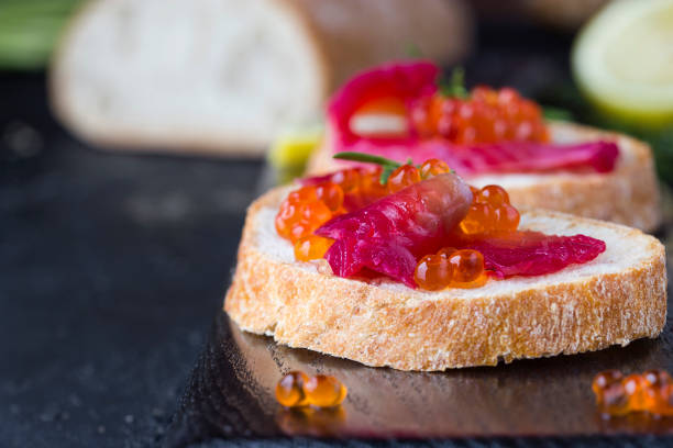 ciabatta avec betterave saumon gravlax au caviar - salmon fillet gravlax dill photos et images de collection