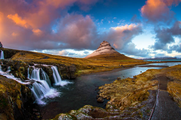 istock Kirkjufellsfoss and Kirkjufell 901591778