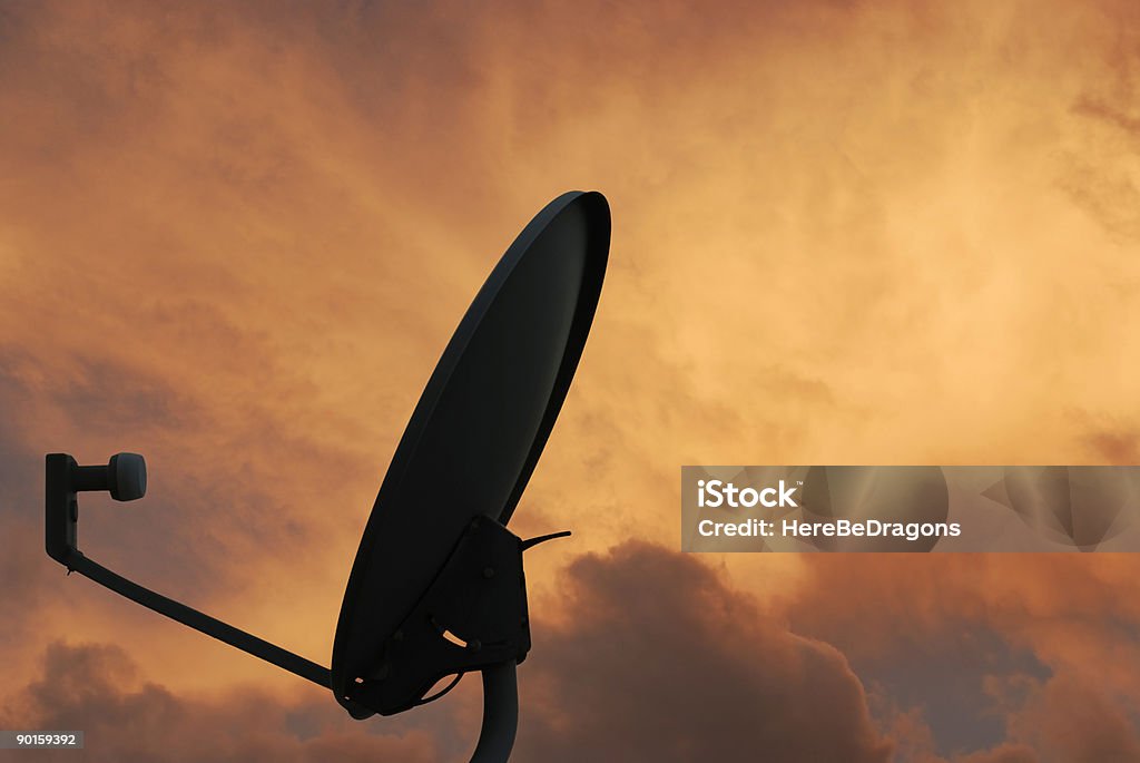 Piatto al crepuscolo - Foto stock royalty-free di Televisione satellitare