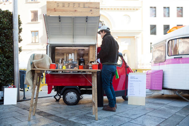 istock Mini food truck cafeteria 901594002