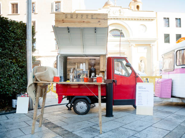 istock Mini food truck cafeteria 901594268