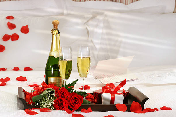 champanhe na cama - valentines day gift rose flower - fotografias e filmes do acervo