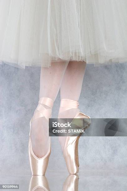 Bailarina De Ballet De Pointes - Fotografias de stock e mais imagens de Bailarina - Bailarina, Chinelo, Dançar