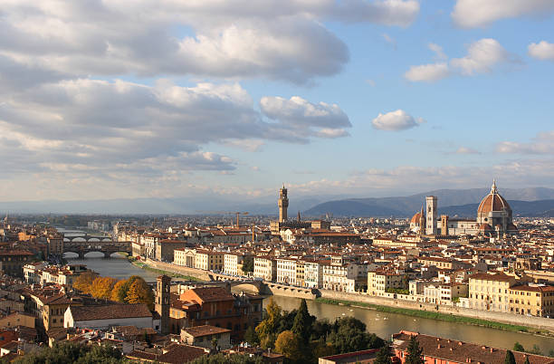 skyline de florença - dramatic sky duomo santa maria del fiore piazzale michelangelo florence italy imagens e fotografias de stock