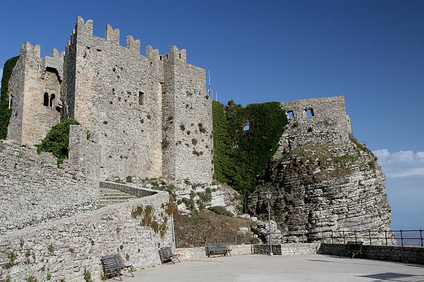 norman castillo de erice, sicilia - trapani sicily erice sky fotografías e imágenes de stock