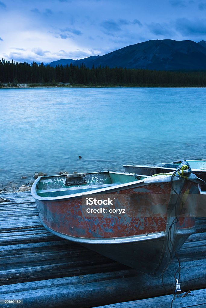 Ряд лодке на озере кромки - Стоковые фото Альберта роялти-фри