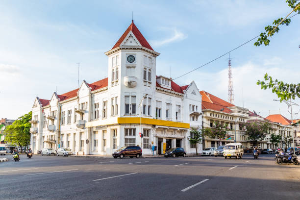 edifício em surabaya colonial - dutch colonial - fotografias e filmes do acervo