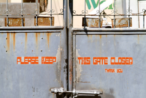 A sign reads: Please keep this gate closed. Thank you.