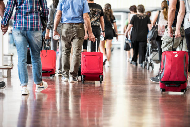 podróżni na lotnisku - airport passengers zdjęcia i obrazy z banku zdjęć